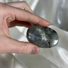 Load image into Gallery viewer, Labradorite Palmstone L