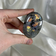 Load image into Gallery viewer, Labradorite Palmstone L