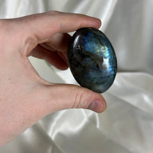Load image into Gallery viewer, Labradorite Palmstone M