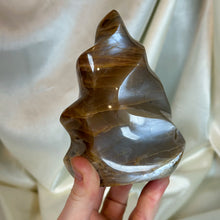 Load image into Gallery viewer, XXL Icy Flash Peach Moonstone Flame (2lb2.2oz)