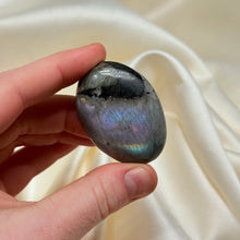 Load image into Gallery viewer, Labradorite Palmstone I
