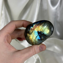 Load image into Gallery viewer, Labradorite Palmstone C
