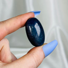 Load image into Gallery viewer, Sapphire Shiva Shape Carving
