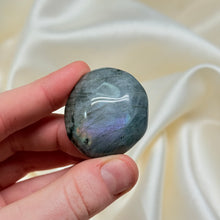 Load image into Gallery viewer, Labradorite Palmstone L
