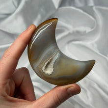 Load image into Gallery viewer, Druzy Agate Moon Carving
