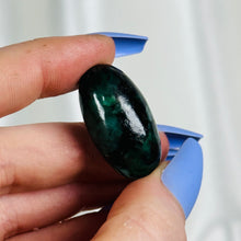 Load image into Gallery viewer, Emerald Shiva Shape Carving B
