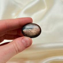Load image into Gallery viewer, Bronze Star Sapphire Mini Palmstone
