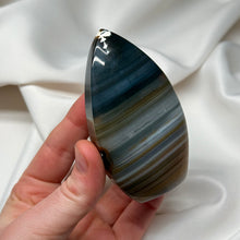 Load image into Gallery viewer, Brazilian Agate Flame C (174g)
