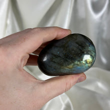 Load image into Gallery viewer, Labradorite Palmstone C
