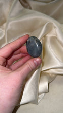Load image into Gallery viewer, Labradorite Palmstone N
