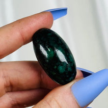 Load image into Gallery viewer, Emerald Shiva Shape Carving A
