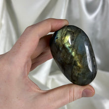 Load image into Gallery viewer, Labradorite Palmstone C
