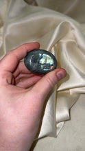 Load image into Gallery viewer, Labradorite Palmstone Q
