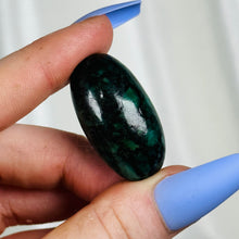 Load image into Gallery viewer, Emerald Shiva Shape Carving A
