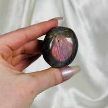 Load image into Gallery viewer, Labradorite Palmstone 4
