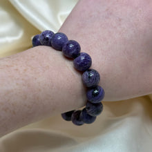 Load image into Gallery viewer, Size 7 Chunky Chatoyant Charoite Stretch Bracelet
