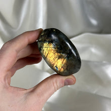 Load image into Gallery viewer, Labradorite Palmstone E
