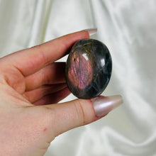 Load image into Gallery viewer, Labradorite Palmstone 4
