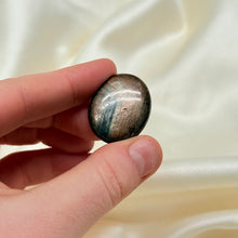 Load image into Gallery viewer, Bronze Star Sapphire Mini Palmstone
