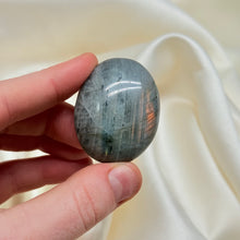 Load image into Gallery viewer, Labradorite Palmstone R
