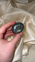 Load image into Gallery viewer, Labradorite Palmstone J

