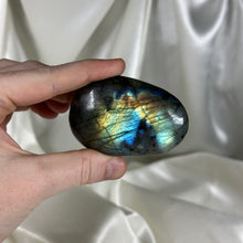 Load image into Gallery viewer, Labradorite Palmstone C
