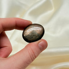 Load image into Gallery viewer, Bronze Star Sapphire Mini Palmstone
