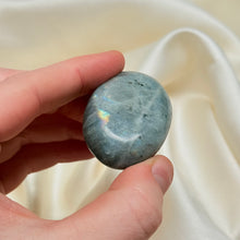 Load image into Gallery viewer, Labradorite Palmstone Q
