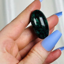 Load image into Gallery viewer, Emerald Shiva Shape Carving A
