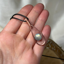 Load image into Gallery viewer, Labradorite Fidget Pendant in Copper B
