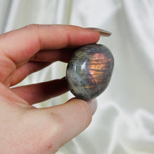 Load image into Gallery viewer, Labradorite Palmstone 2
