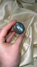 Load image into Gallery viewer, Labradorite Palmstone R
