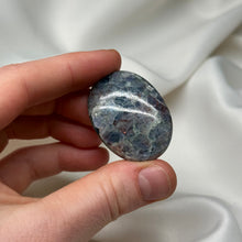 Load image into Gallery viewer, Iolite with Sunstone Palmstone

