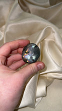 Load image into Gallery viewer, Labradorite Palmstone L
