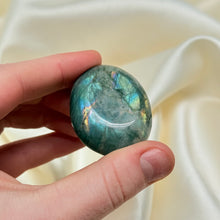 Load image into Gallery viewer, Labradorite Palmstone J
