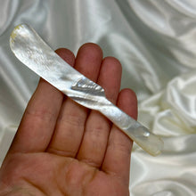 Load image into Gallery viewer, Mother of Pearl Knife A (Second Hand)
