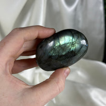 Load image into Gallery viewer, Labradorite Palmstone E
