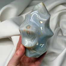 Load image into Gallery viewer, 1lb14oz Pastel Orca Agate Flame with Cave and Wild Banding/Parallax Effect
