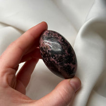 Load image into Gallery viewer, Rhodonite Palmstone B
