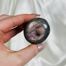 Load image into Gallery viewer, Labradorite Palmstone 4
