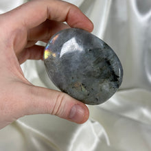 Load image into Gallery viewer, Labradorite Palmstone B
