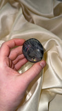 Load image into Gallery viewer, Labradorite Palmstone A
