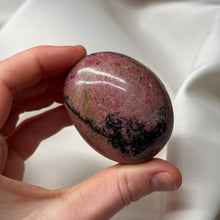 Load image into Gallery viewer, Rhodonite Palmstone A
