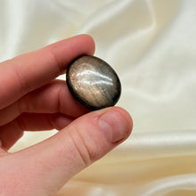 Load image into Gallery viewer, Bronze Star Sapphire Mini Palmstone
