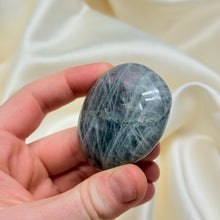 Load image into Gallery viewer, Labradorite Palmstone A
