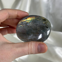 Load image into Gallery viewer, Labradorite Palmstone B
