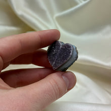 Load image into Gallery viewer, Amethyst Heart Carving A
