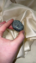 Load image into Gallery viewer, Labradorite Palmstone Q
