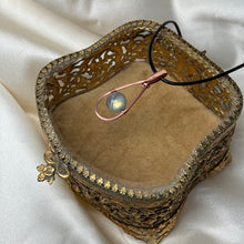 Load image into Gallery viewer, Labradorite Fidget Pendant in Copper A
