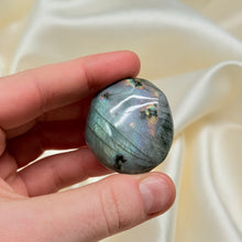 Load image into Gallery viewer, Labradorite Palmstone L

